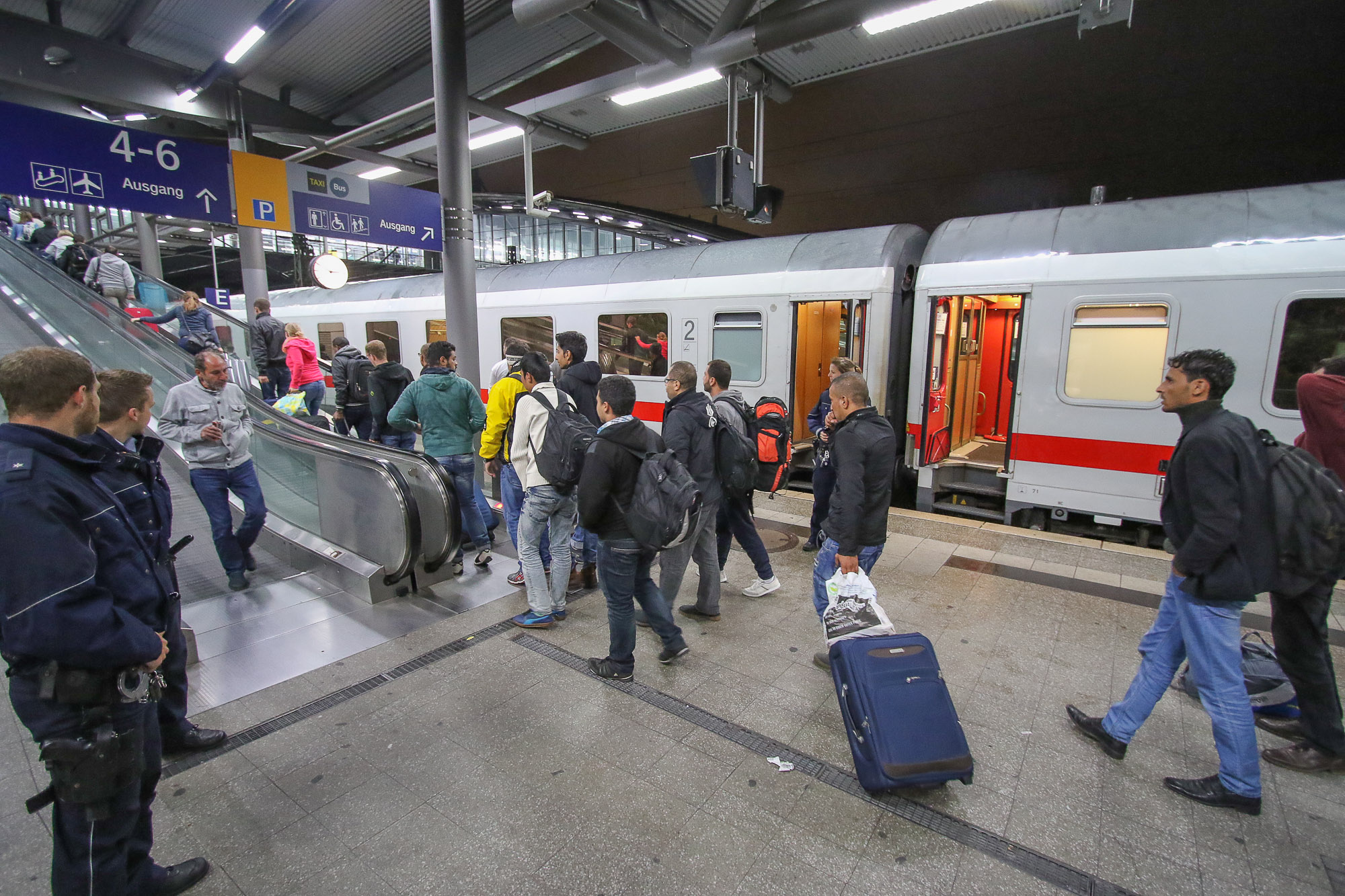 Weitere Flüchtlinge erreichen Düsseldorf In der Nacht zu Montag