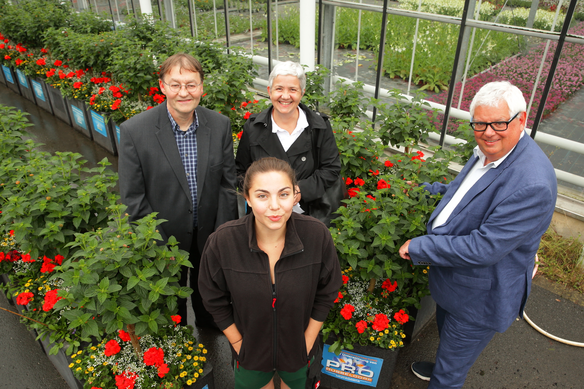 Am 01.06.2016 in Düsseldorf (Nordrhein-Westfalen).488 Blumenkübel sorgen für Blütenschmuck in der Stadt.v.l. Jörg Langenhorst,vorne Maria Kaltenbach (Lehrling),Doris Törkel und Ingo Lentz. Foto: David Young/Stadt Düsseldorf