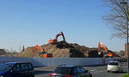 Vier Bagger gegen einen&nbsp;Berg