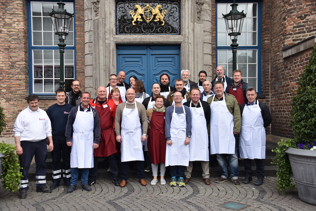 Scholljonges bewirten Bedürftige