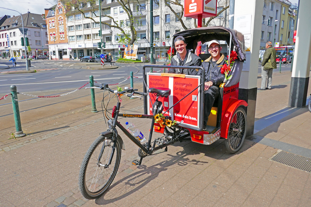 Rad-Rikscha, jetzt strampelt Tobi in Gerresheim