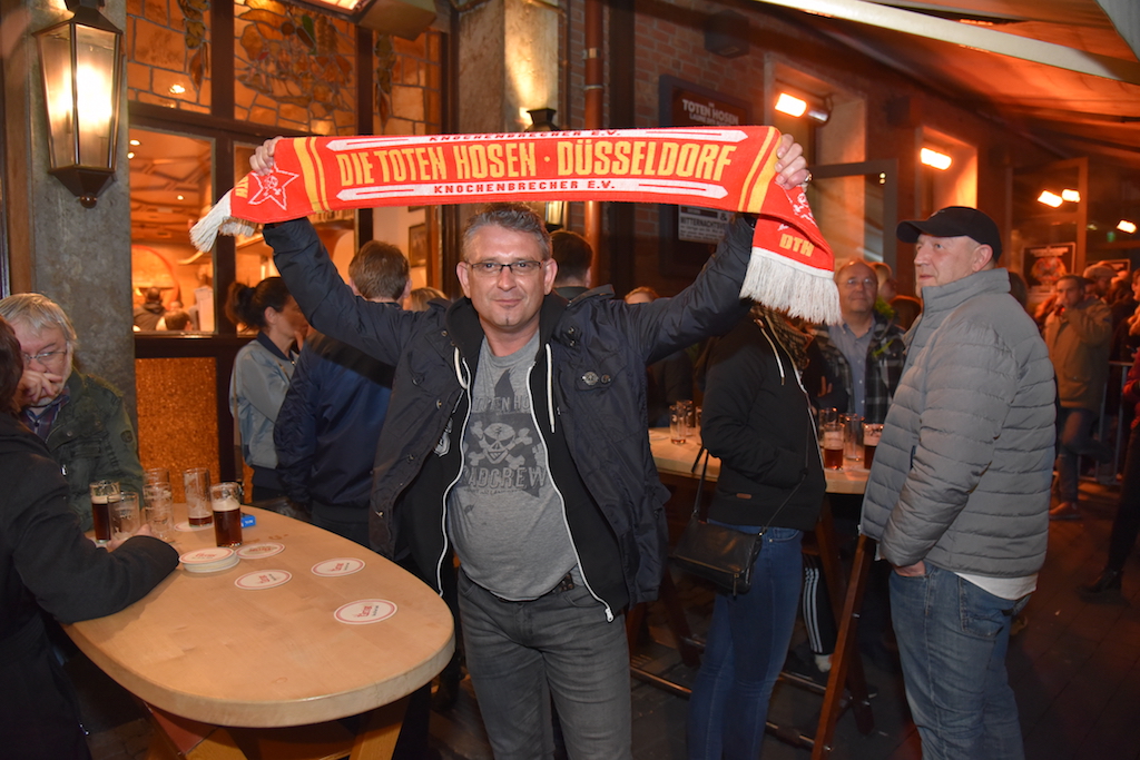 Anstehen für die neue Hosen CD