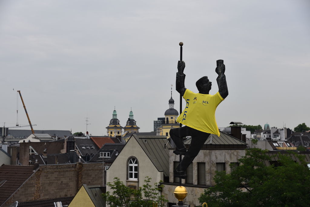 Uerige im gelben Trikot