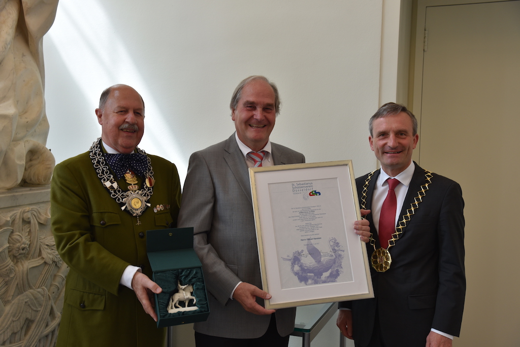 Schausteller wird im Rathaus geehrt.