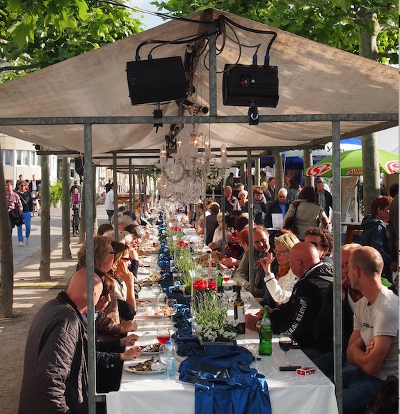 Die Lange Tafel 2017 Rheinuferpromenade Düsseldorfer Altstadt Burgplatz – Alter Hafen