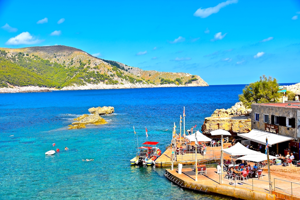 Im knallroten Gummiboot: Lokalbüro sticht in See