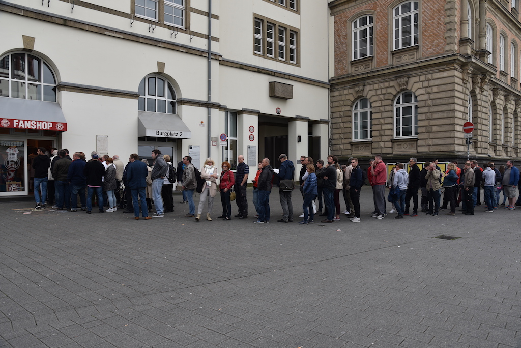Stundenlanges Anstehen für eine Karte