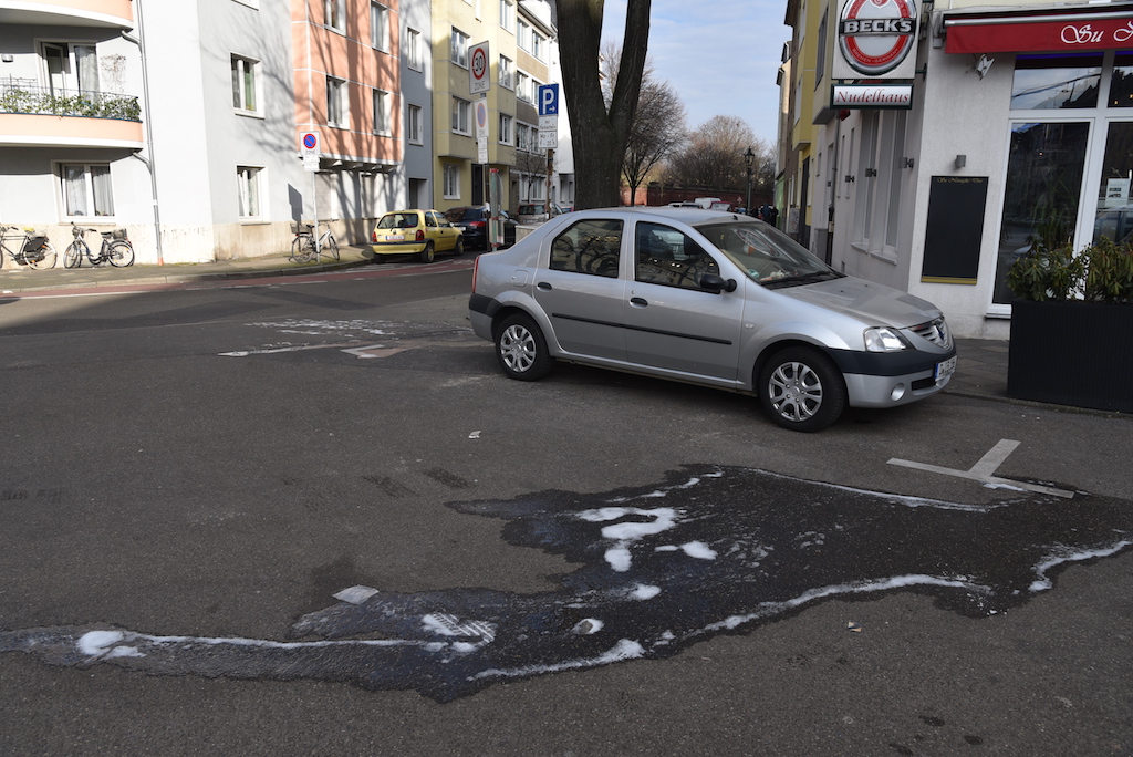 Gefährlich glatt: Gefrorene Feudel-Pfützen