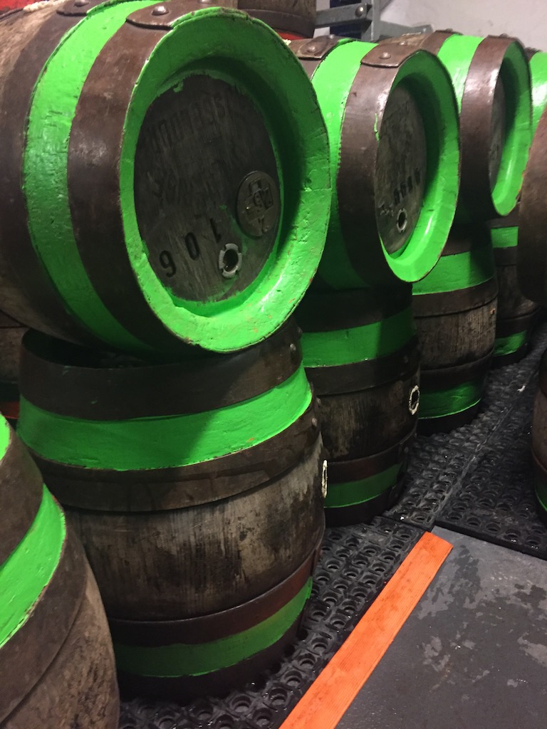 Frisch in extra grün markierte Fässer abgefüllt lagert Uerige Jrön im Kühlkeller Frisch in extra grün markierte Fässer abgefüllt lagert Uerige Jrön im Kühlkeller