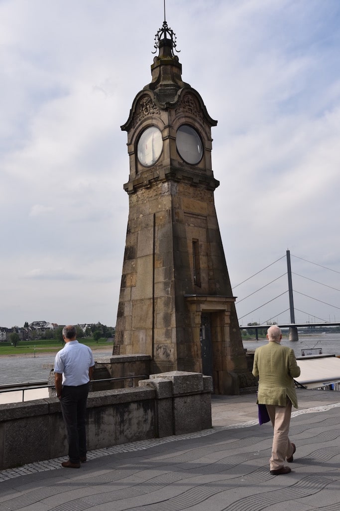 Pegeluhr am Rheinufer Foto: LOKALBÜRO