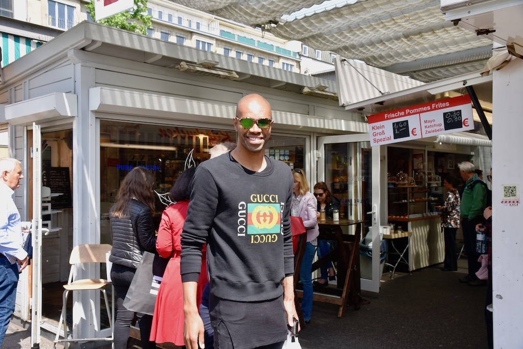 Schalker Spieler Nana Naldo auf dem Carlsplatz