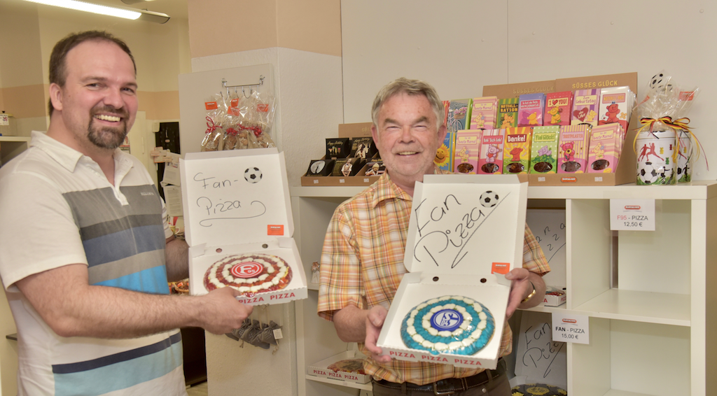 Manni Breuckmann – königsblaue Gummi-Pizza