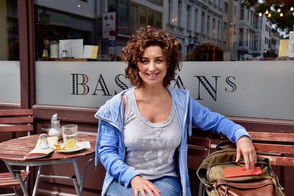 Isabel Varell entspannt in der Altstadt