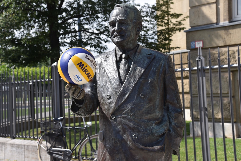 Statur Johannes Rau vor der Staatskanzlei Foto: LOKALBÜRO
