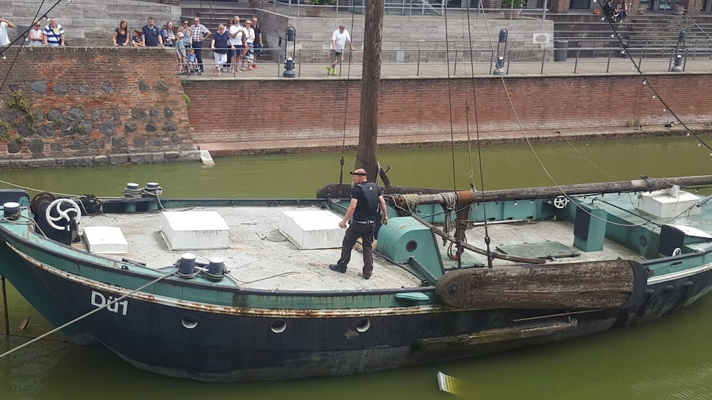 Gänsefamilie auf historischem Schiff gefangen