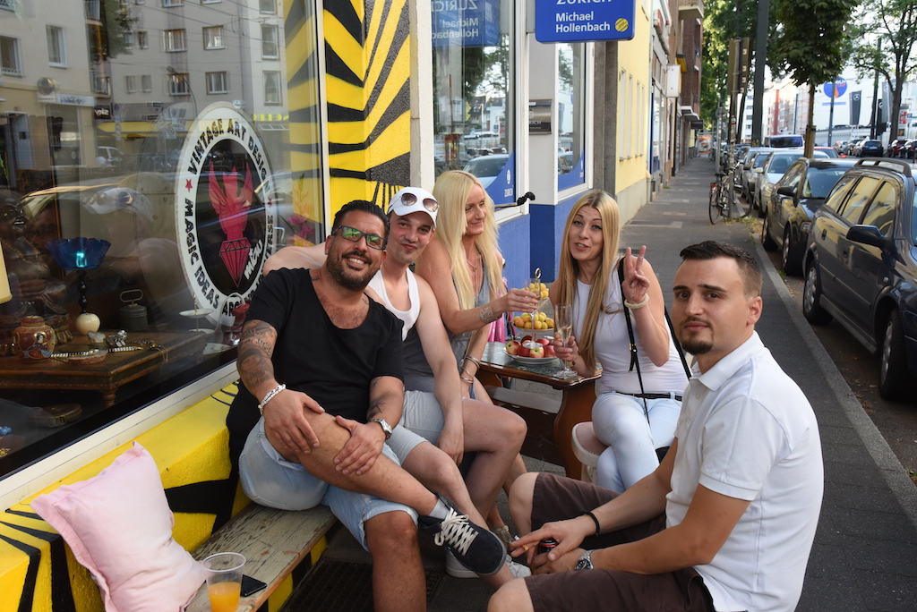 Düsseldorfer genießen den Sommer