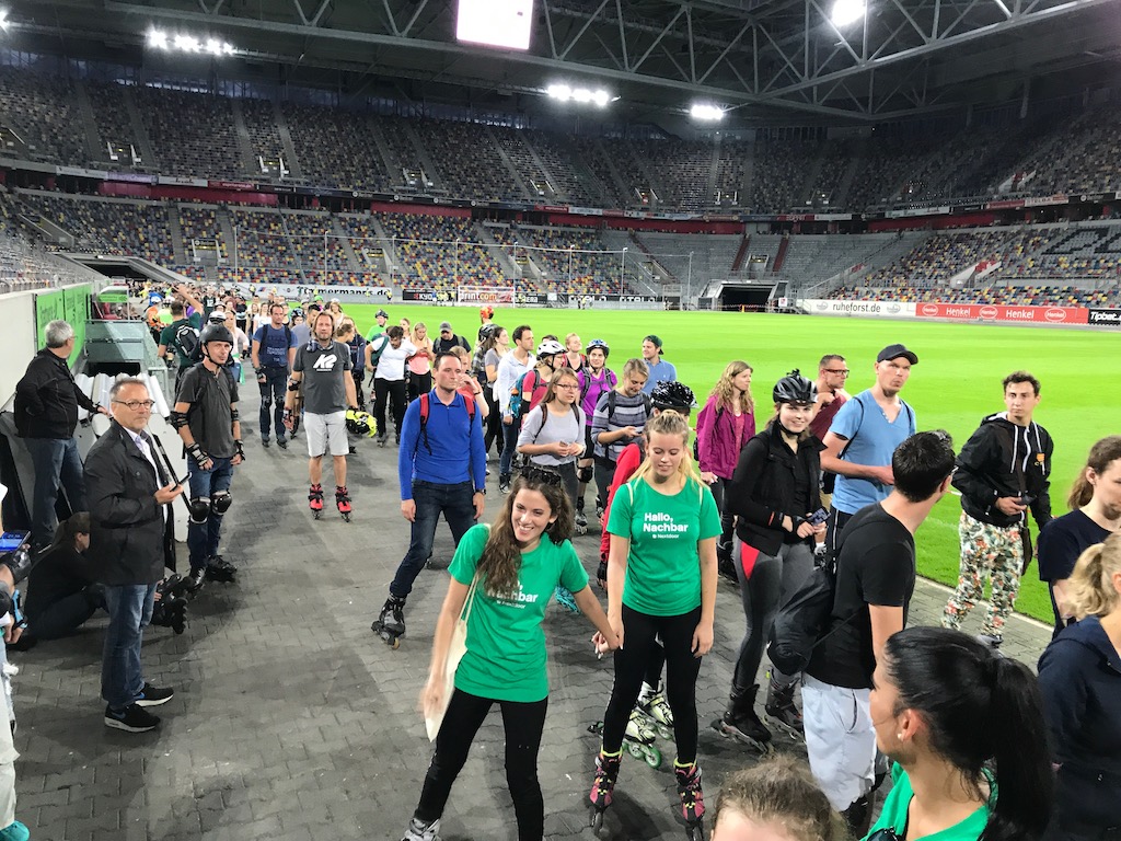 Auf Inlinern durch die Arena