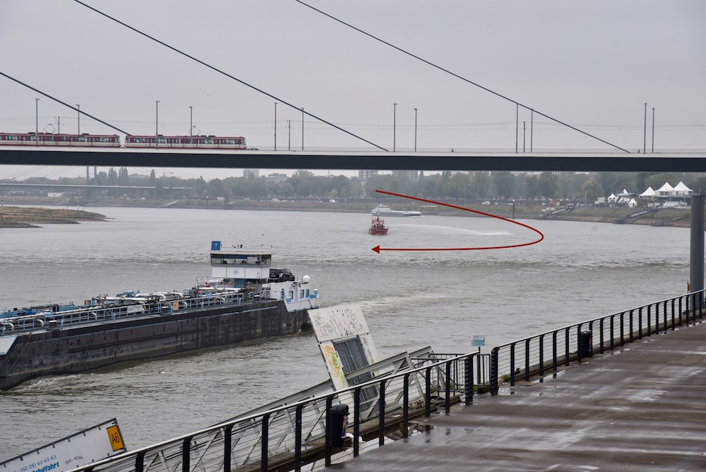 Feuerwehrlöschboot füllt den Rhein mit Wasser auf