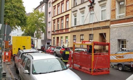 Feuerwehrkran und Höhenretter unterstützen Rettungsdienst
