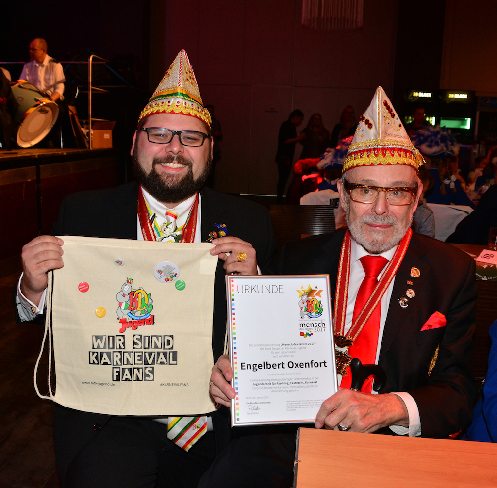 Hohe Ehrung durch die BDK-Jugend an Engelbert Oxenfort