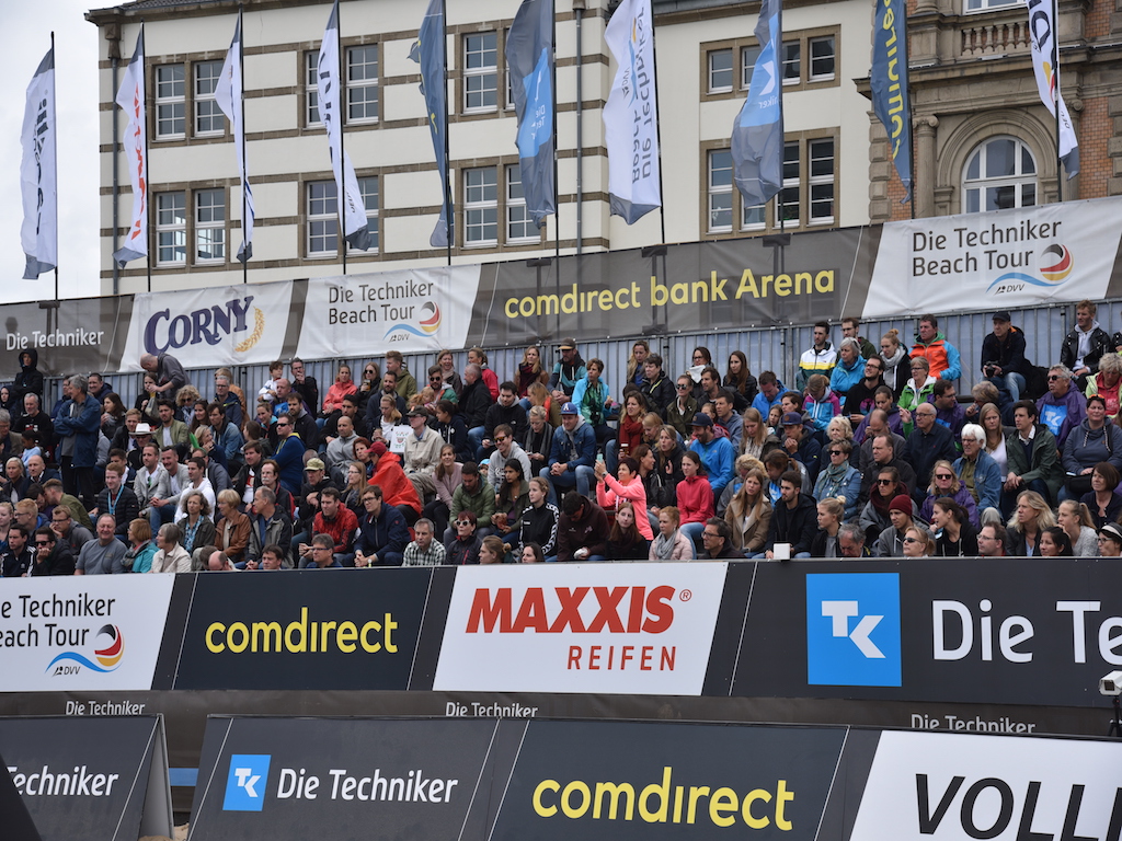 Die besten Beach-Volleyballer sind zum zweiten Mal auf dem Düsseldorfer Burgplatz zu Gast