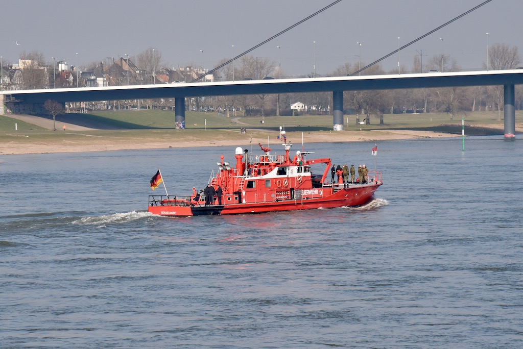 Brand auf Rheinschiff: Feuerwehr löscht Entstehungsbrand – Keine Verletzten