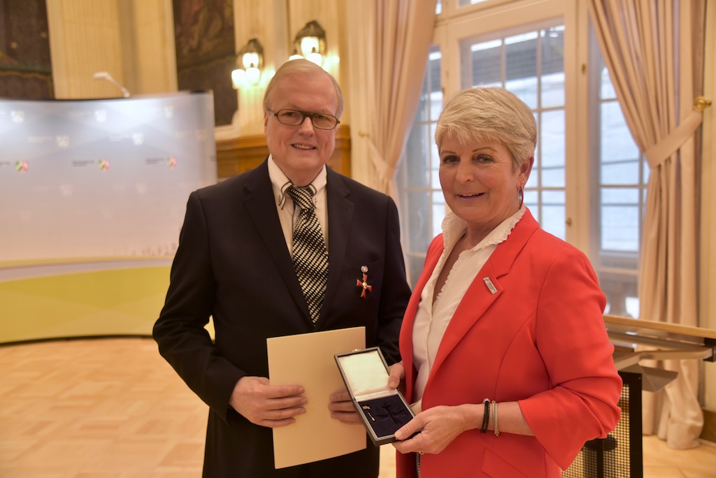 Regierungspräsidentin Radermacher überreicht Heribert Klein das Verdienstkreuz 1. Klasse