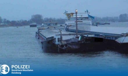 Feuerwehr Düsseldorf im Großeinsatz auf und am&nbsp;Rhein