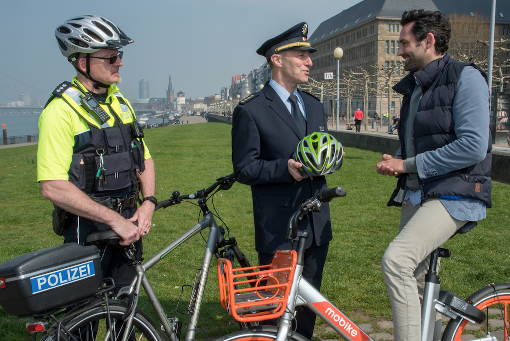 Düsseldorfer Polizei informiert — Beamte werben für Sicherheit