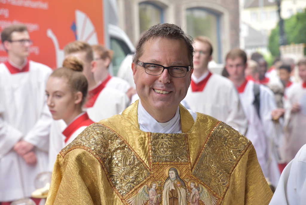 Monsignore Hennes — weiterhin beurlaubt