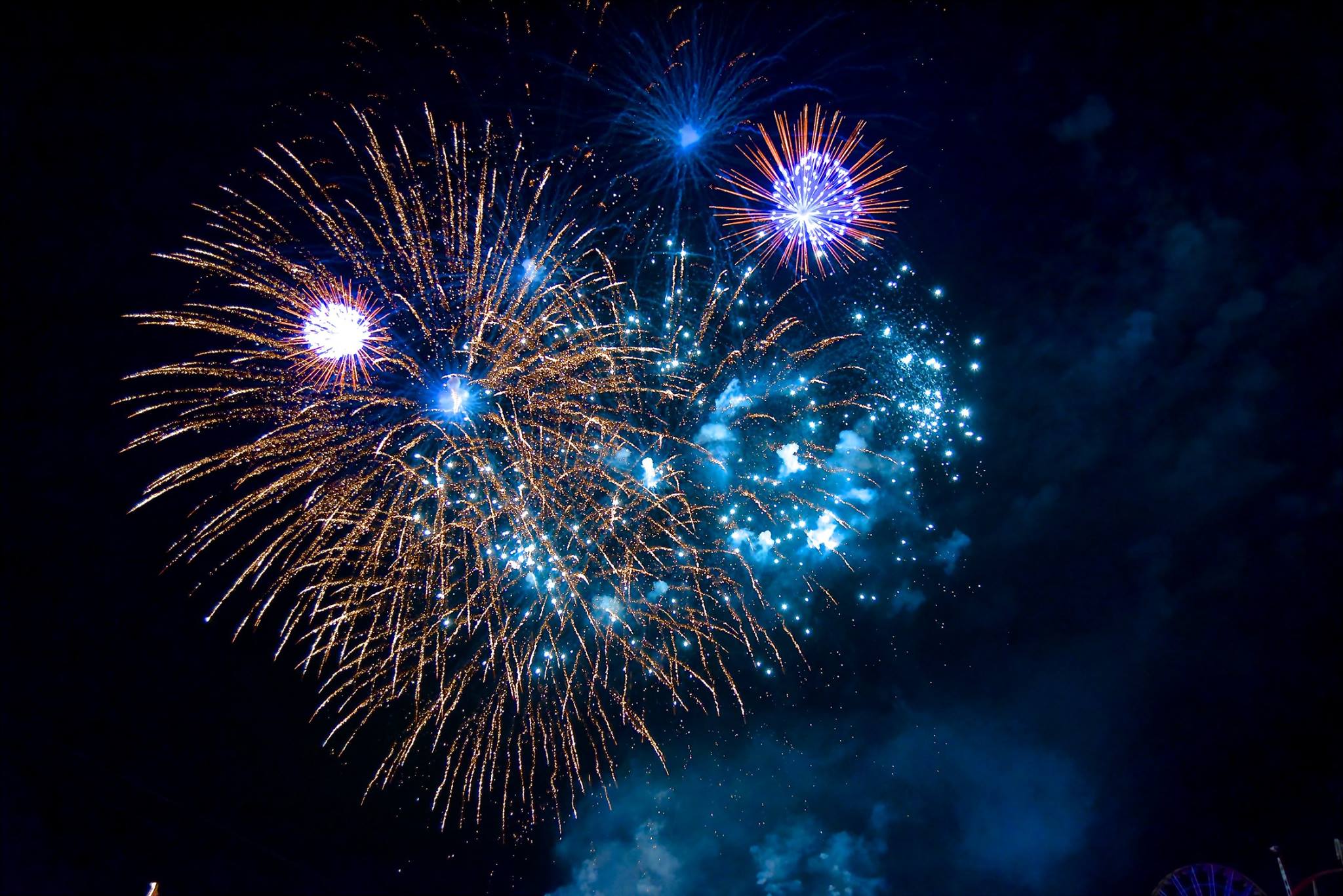 Freitag — Höhenfeuerwerk der Größten Kirmes am Rhein