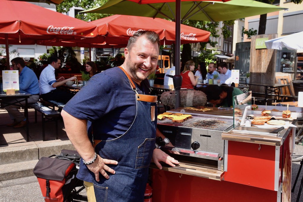 Fernsehkoch Sebastian Lege läßt Burger kosten