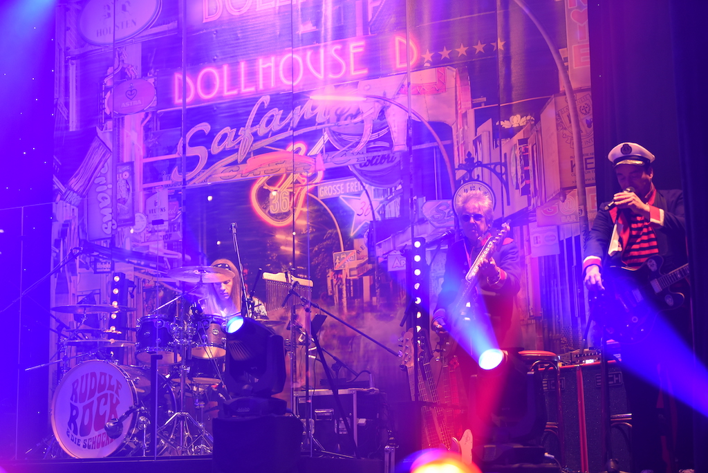 Hamburg — Auf der Reeperbahn nachts um halb eins