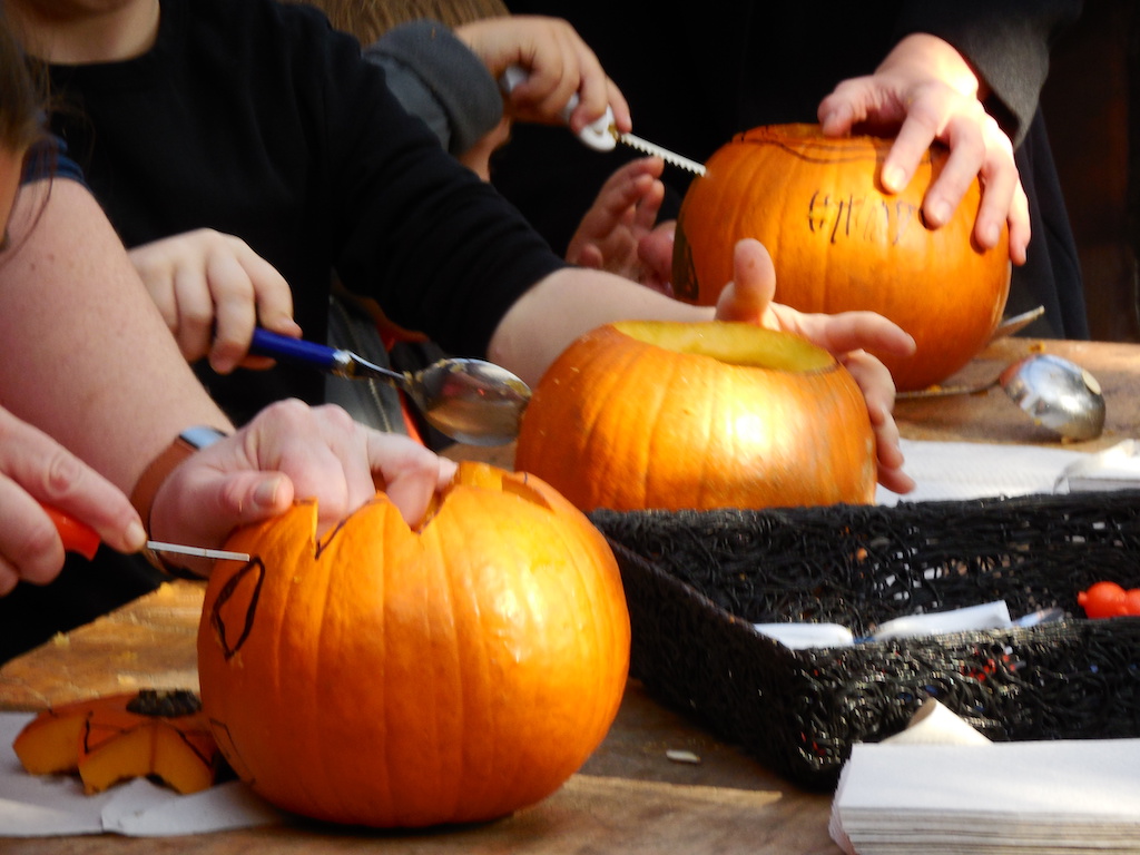 Halloween-Aktion mit Kürbisschnitzen am Hofladen Südpark