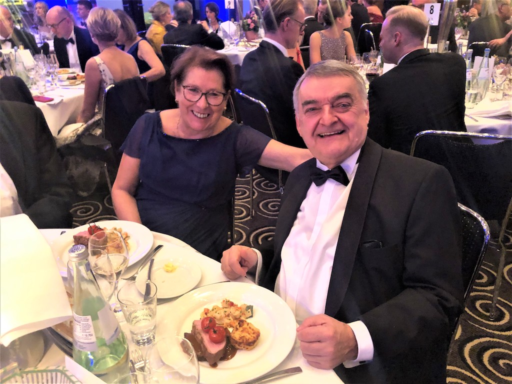 Schlossgarde Düsseldorf ehrt Innenminister