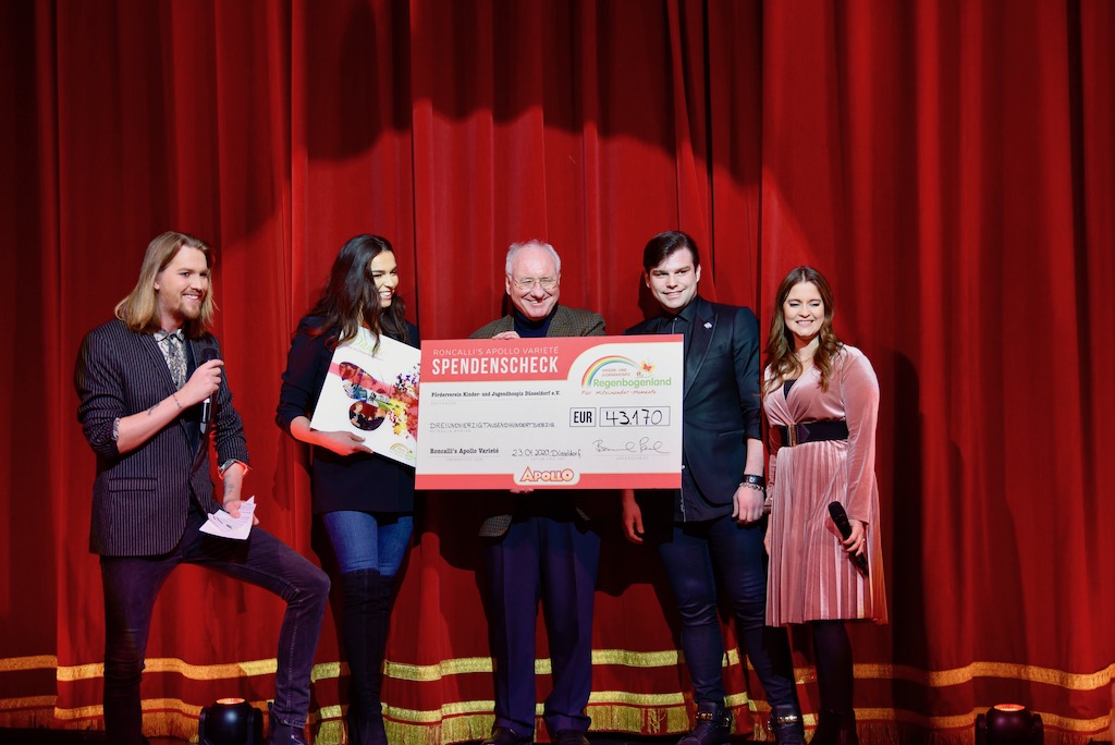 Spendenübergabe bei der Premiere „British Invasion“ im Apollo