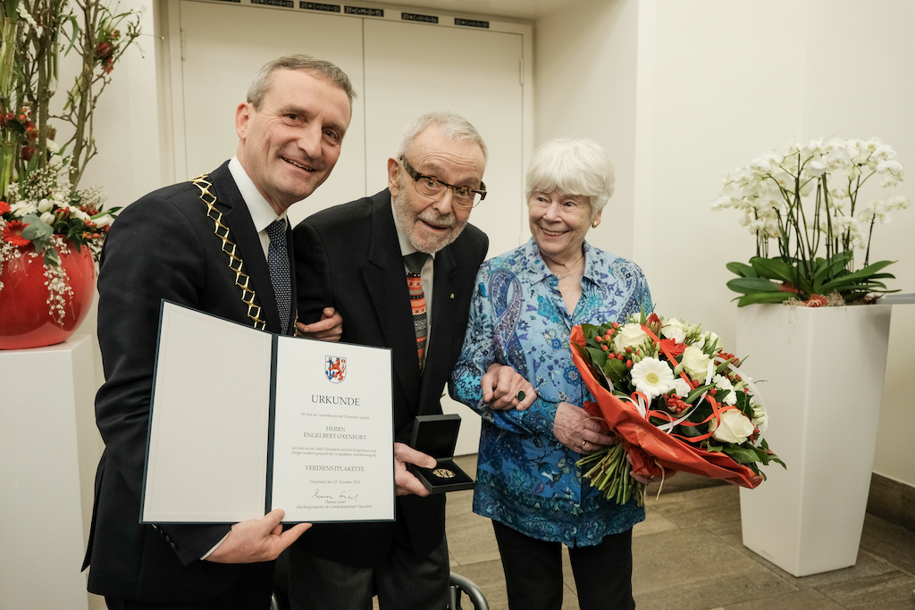 Engelbert Oxenfort mit Verdienstplakette der Landeshauptstadt ausgezeichnet