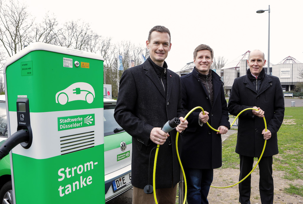 Generationswechsel im Nordpark: Neue Elektro-Ladesäule am Aquazoo