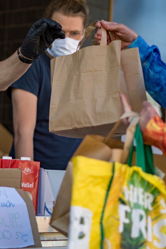 Lebensmittel-Ausgabe im ZAKK Foto: fiftyfifty Lebensmittel-Ausgabe im ZAKK Foto: fiftyfifty