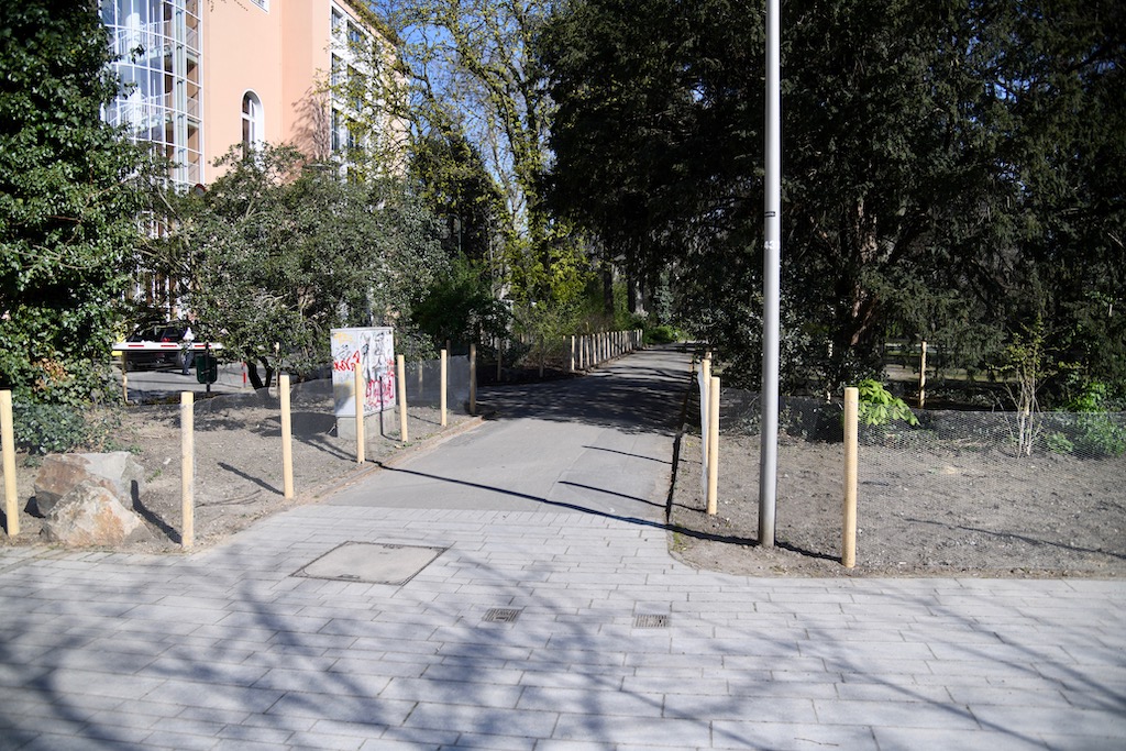 Blumenbeete im Hofgarten eingezäunt