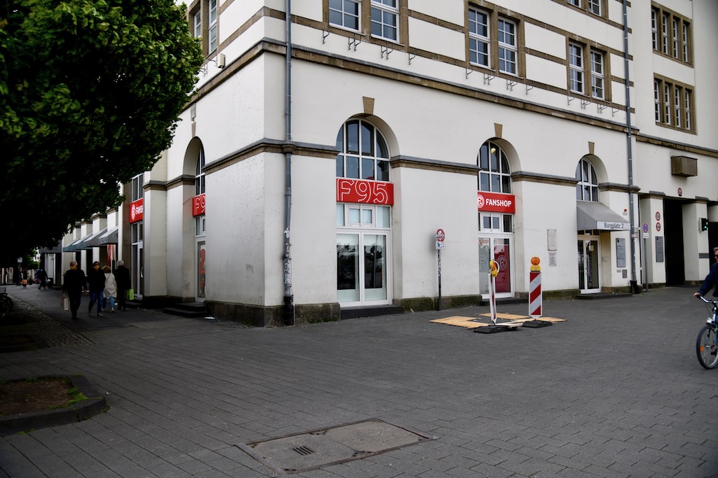 Wiedereröffnung des Fanshops am Burgplatz