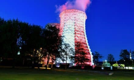Kühlturm in Flingern erstrahlt in rot und&nbsp;weiß