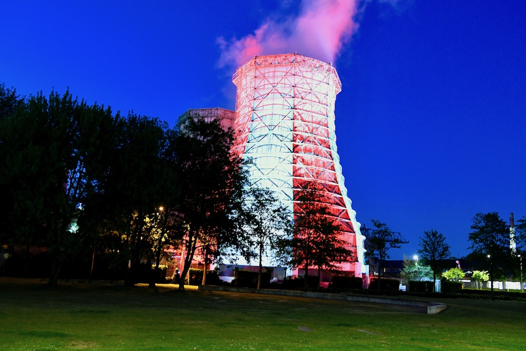 Kühlturm in Flingern erstrahlt in rot und weiß