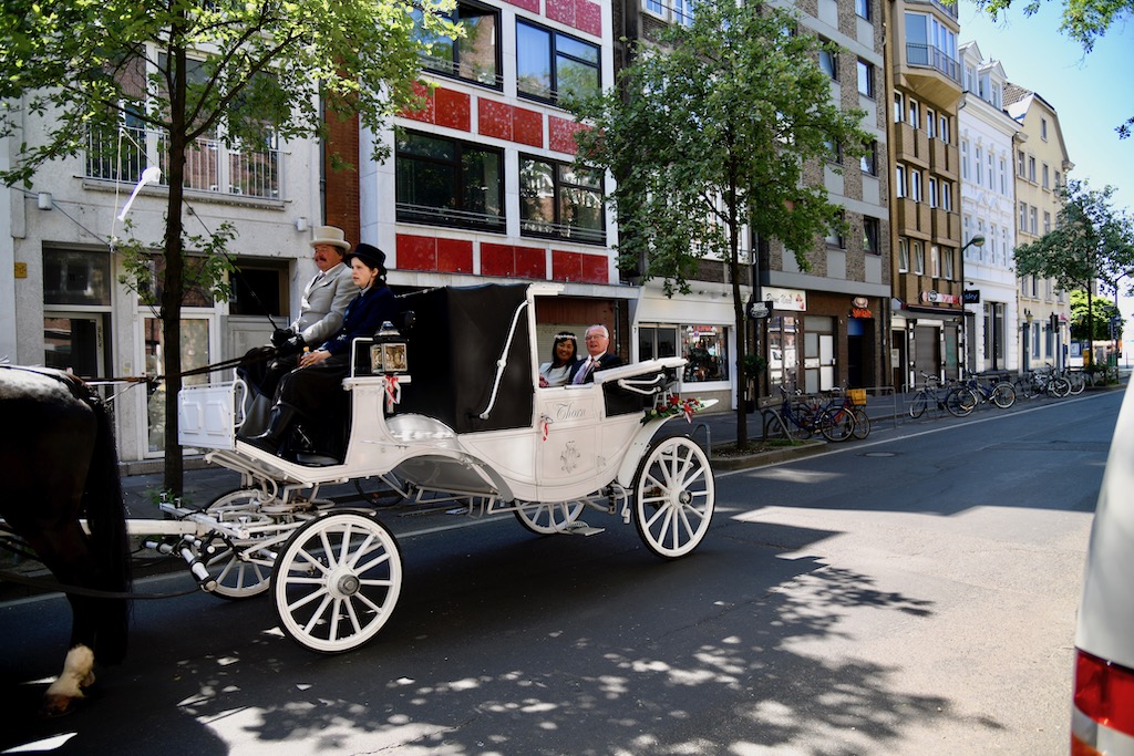 Statt Hochzeitsfeier — Kutschfahrt durch Düsseldorf