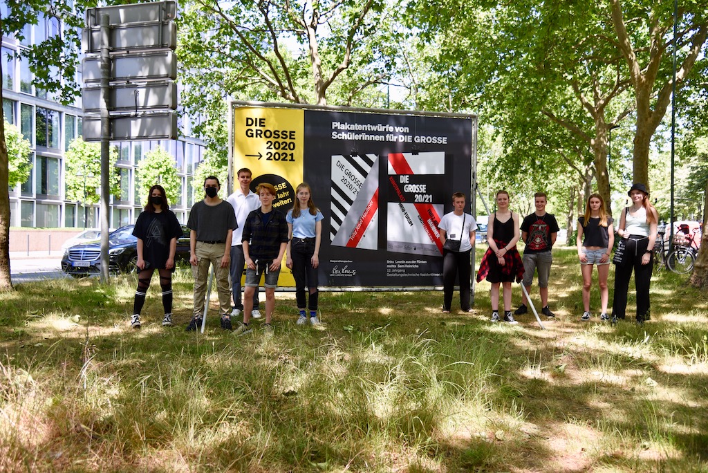 Schülerplakate machen auf Verschiebung der Kunstausstellung DIE GROSSE aufmerksam