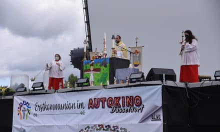 Heilige Erstkommunion im Autokino