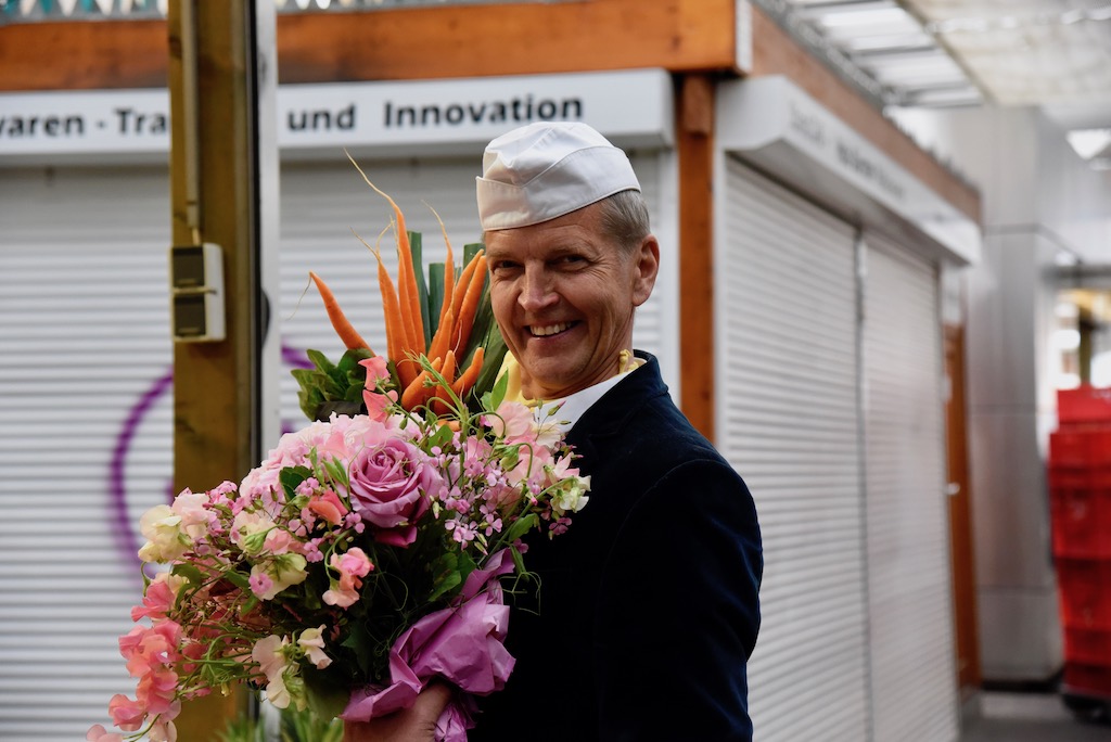 Josef Hinkel auf dem Carlsplatz unterwegs