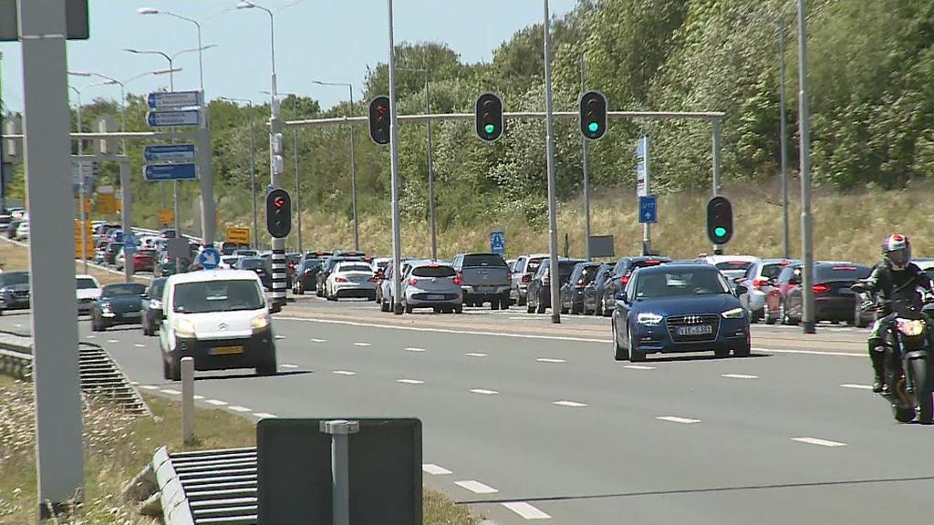 Lange Autoschlangen Richtung Einkaufzentrum Roermond Foto: Jungmann