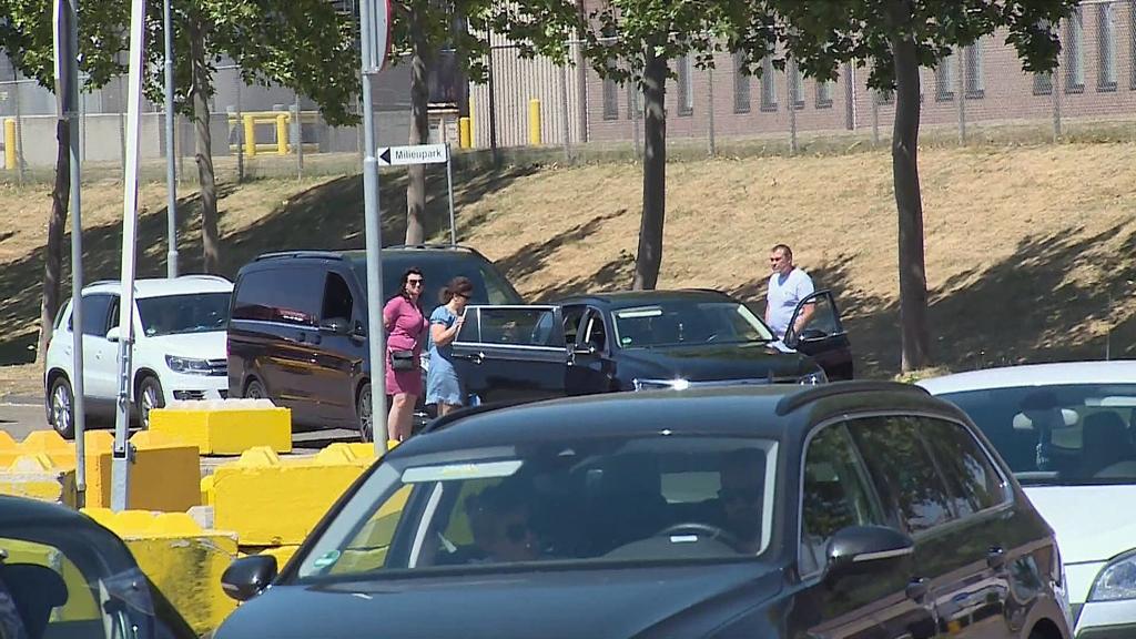 Lange Autoschlangen Richtung Einkaufzentrum Roermond Foto: Jungmann