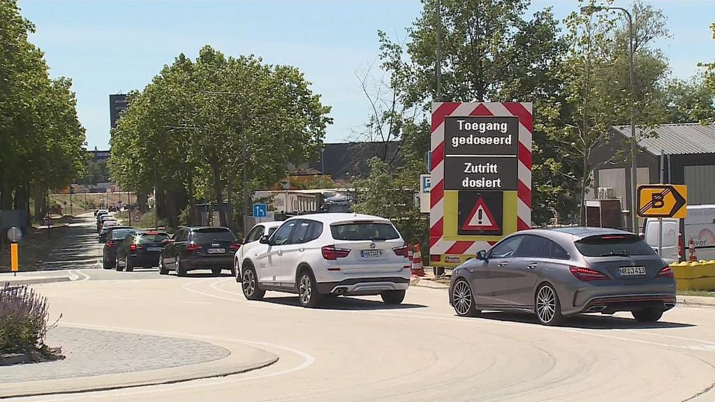 Pfingsten: Lange Shopping-Schlangen vor Roermond